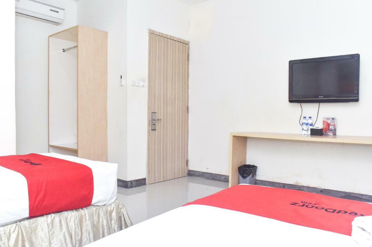 Reddoorz Plus Near Sultan Hasanuddin Airport Hotel Makassar Buitenkant foto