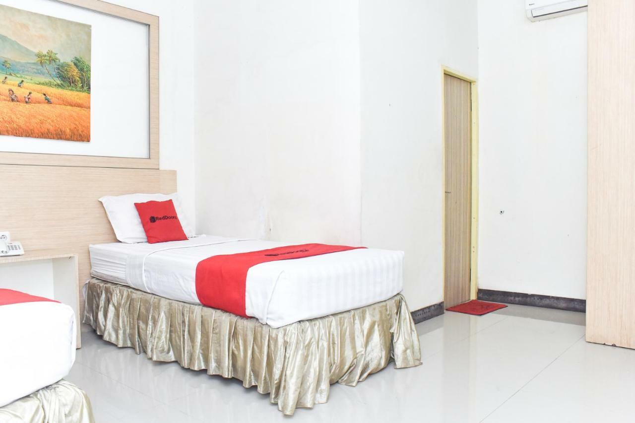 Reddoorz Plus Near Sultan Hasanuddin Airport Hotel Makassar Buitenkant foto